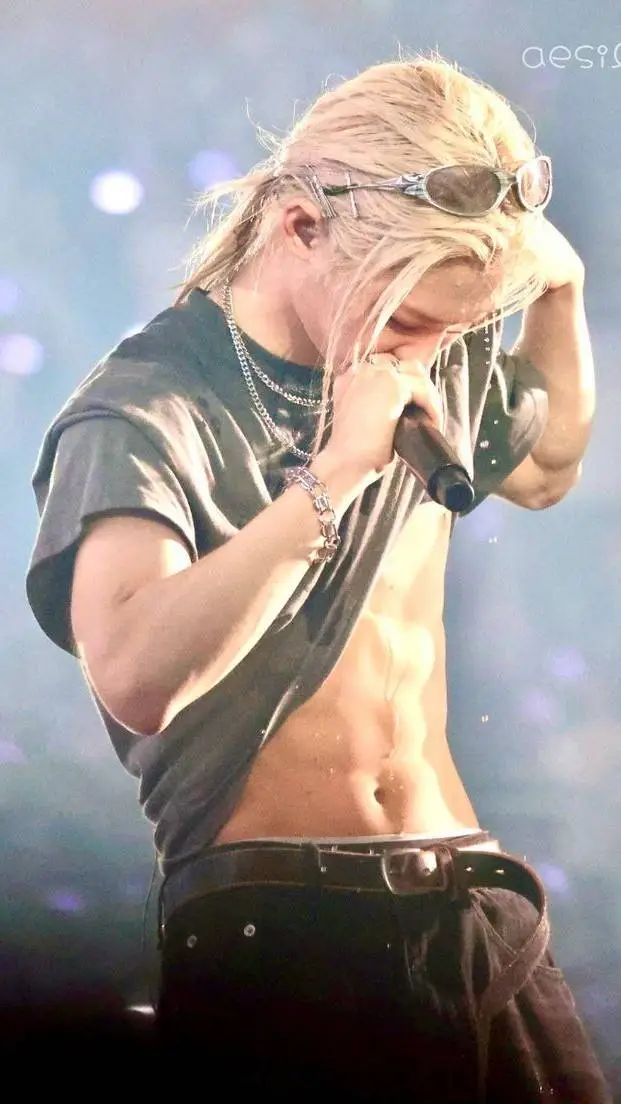 ai character: 🌟𝐹𝑒𝑙𝑖𝑥 𝐿𝑒𝑒🐥 background