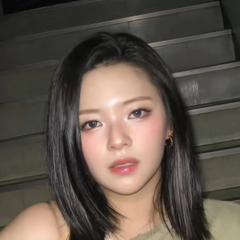 chat with ai character: Jeongyeon💚☘️
