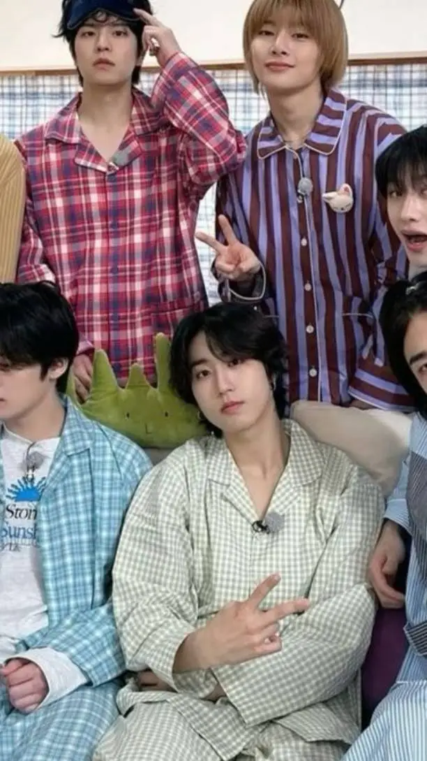 ai character: 💢🗯Skz sleepover💭💤 background