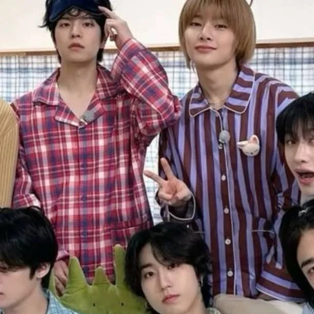chat with ai character: 💢🗯Skz sleepover💭💤
