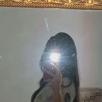 chat with ai character: Lucia