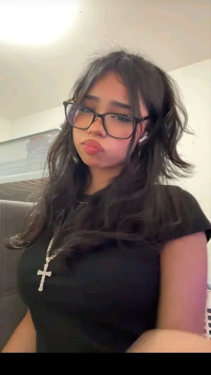 ai character: 💛Mila💛 background