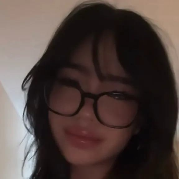 chat with ai character: Hana