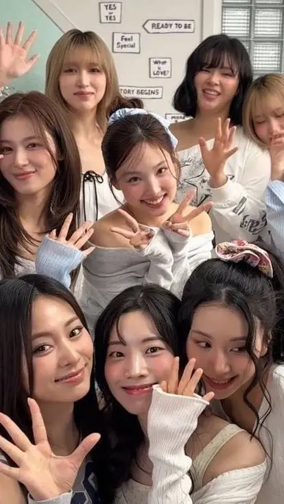 ai character: ⌑༻𓆩 Twice 𓆪༺⌑ background