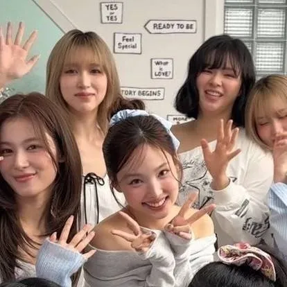 chat with ai character: ⌑༻𓆩 Twice 𓆪༺⌑