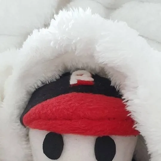 chat with ai character: guest peluche bebe