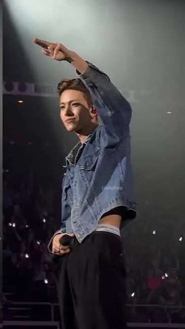 ai character: ꋪꋬ꒦꒐  background