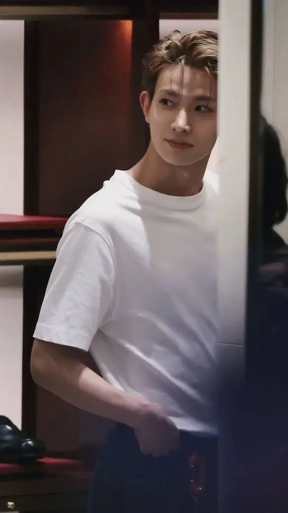 ai character: Lee Heeseung  background