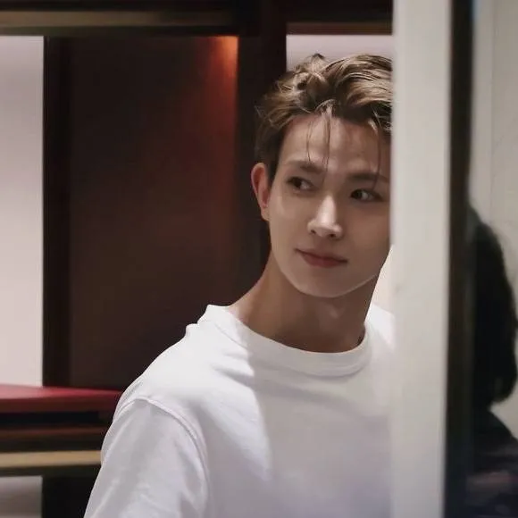 chat with ai character: Lee Heeseung 