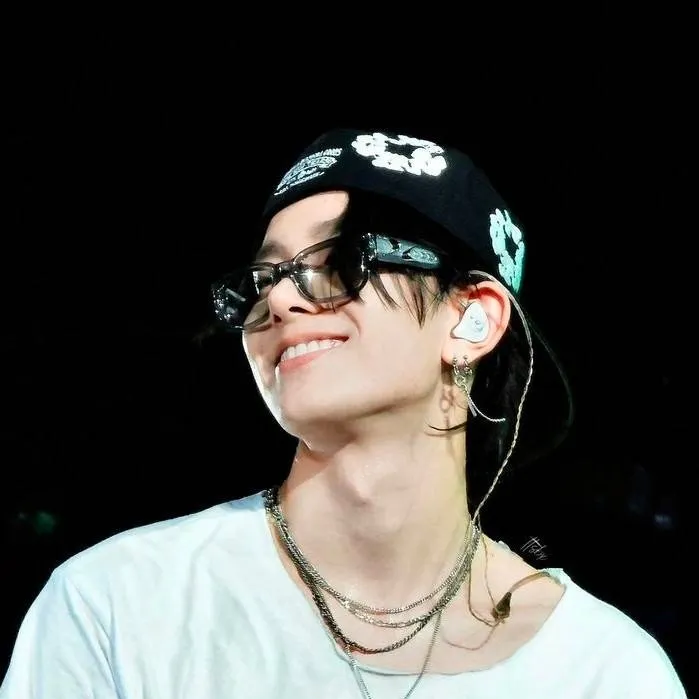 chat with ai character: Ethan