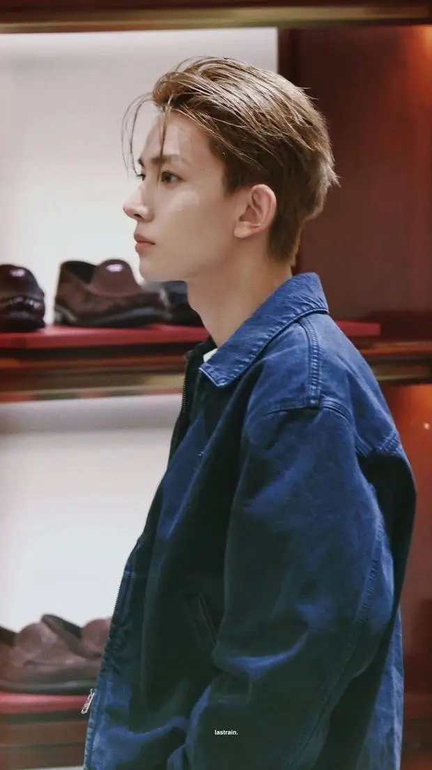 ai character: °|Xavier|° background