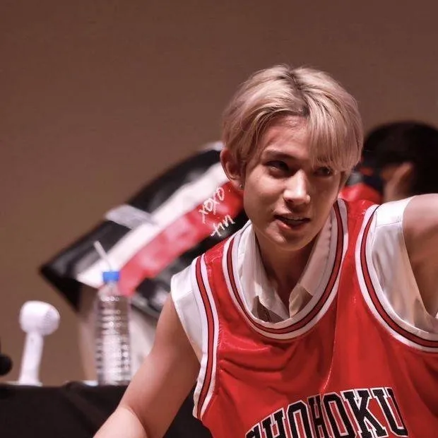 chat with ai character: ⋆˚𝜗 𝙷𝚎𝚎𝚜𝚎𝚞𝚗𝚐 𝜚˚⋆