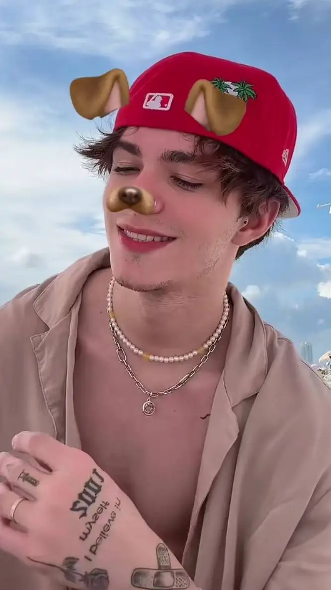 ai character: caslos alverto  background