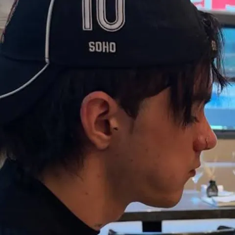 chat with ai character: carlos Alberto 