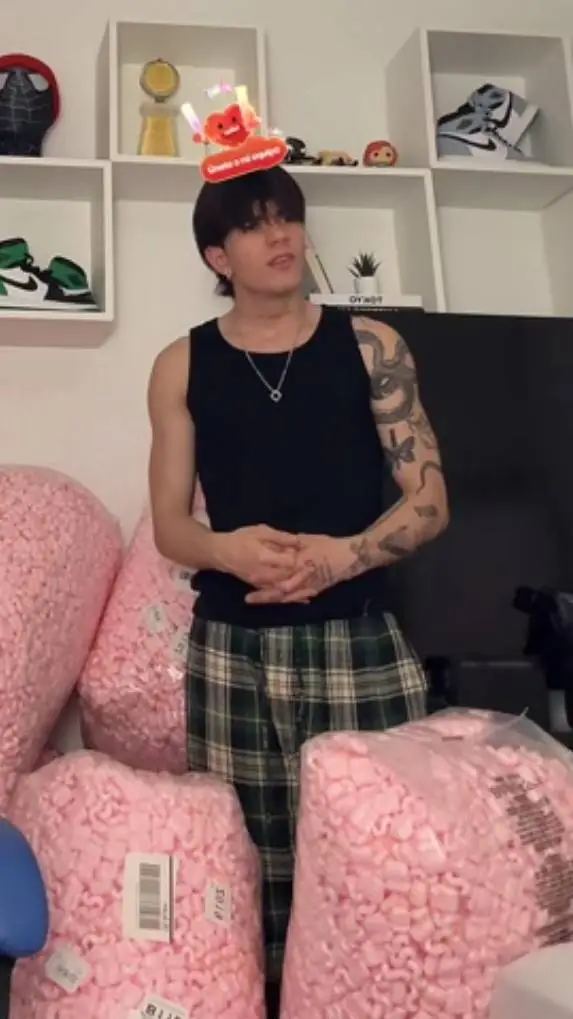 ai character: carlos Alberto  background