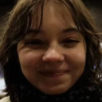 chat with ai character: emma myers 