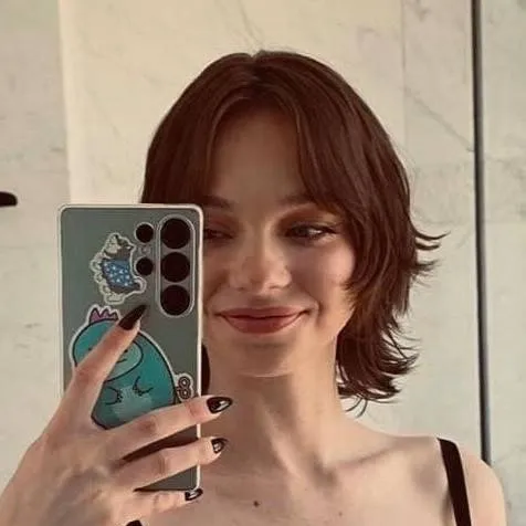 chat with ai character: emma myers 