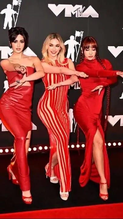 ai character: ale dany y Pau  background