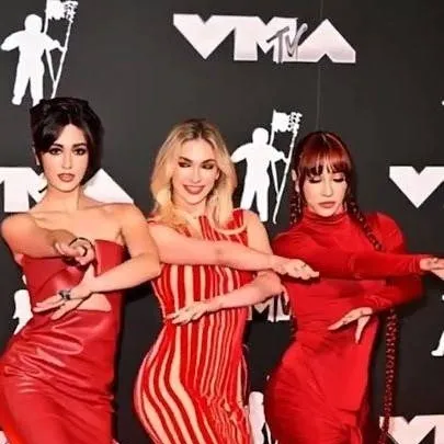 chat with ai character: ale dany y Pau 