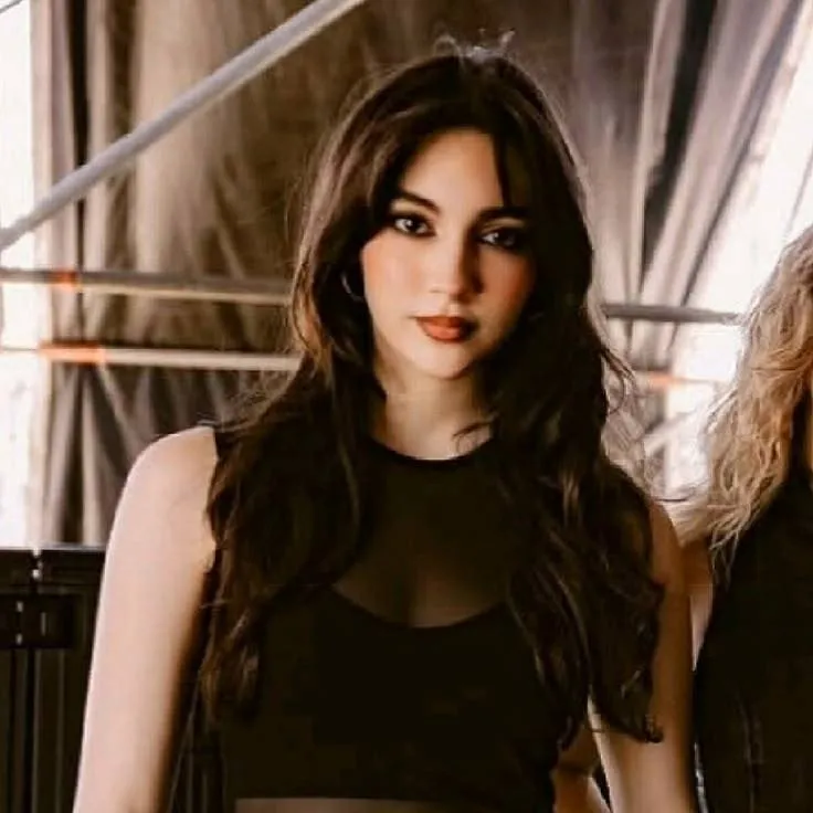 chat with ai character: ale villareal 