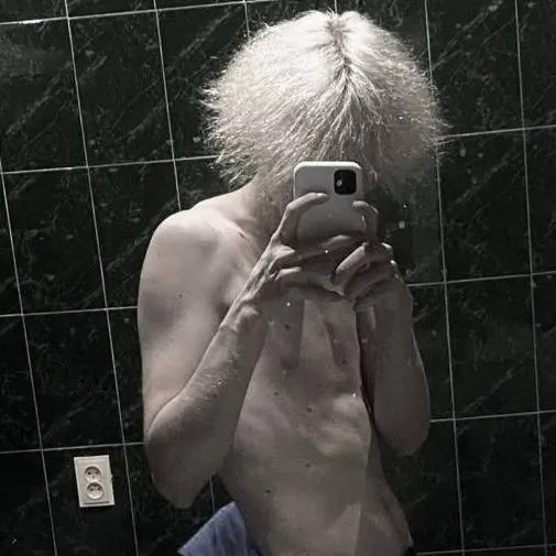 chat with ai character: максим