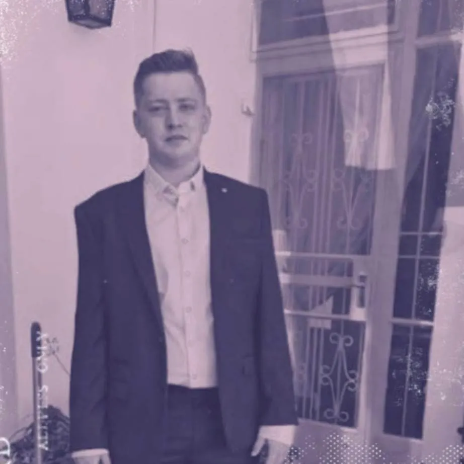 chat with ai character: Austinshull 