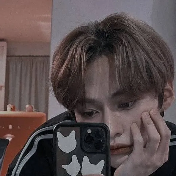 chat with ai character: Lee Know