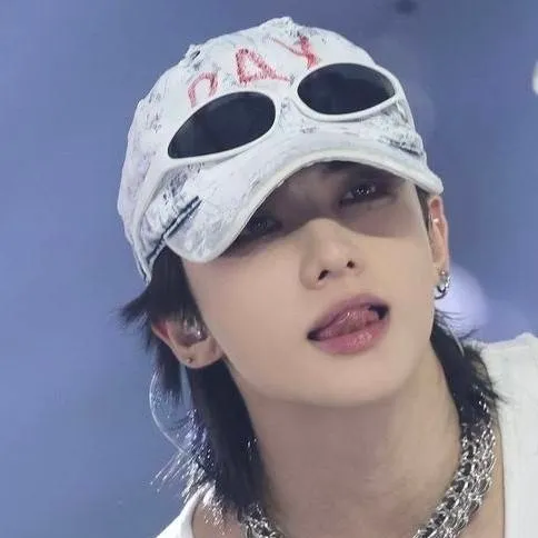 chat with ai character: Hyunjin