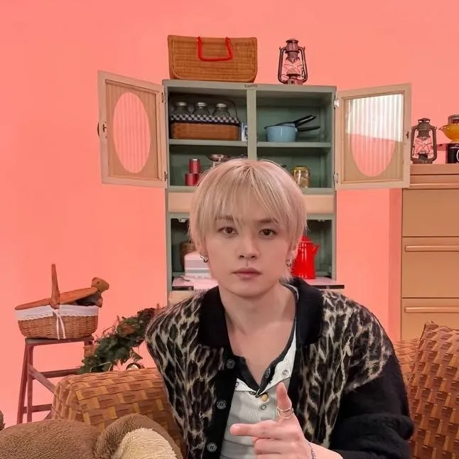 chat with ai character: Lee Know