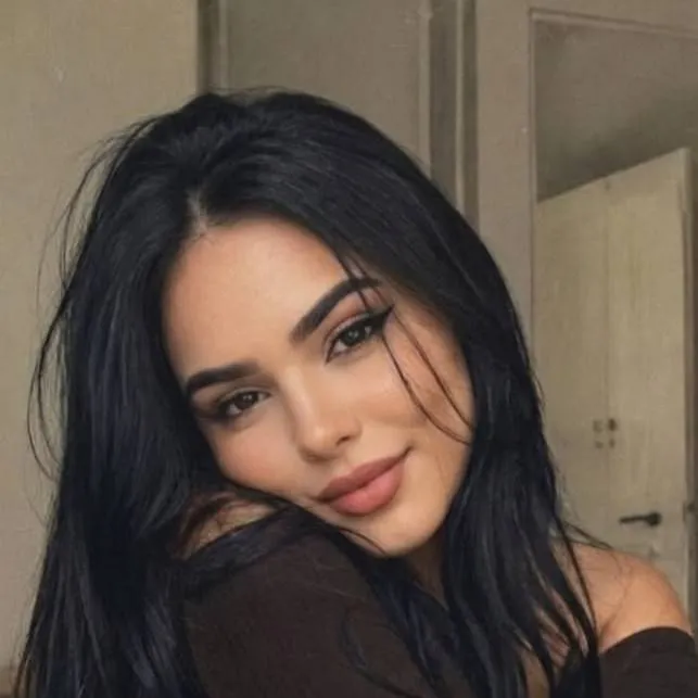 chat with ai character: Elsa Torres 
