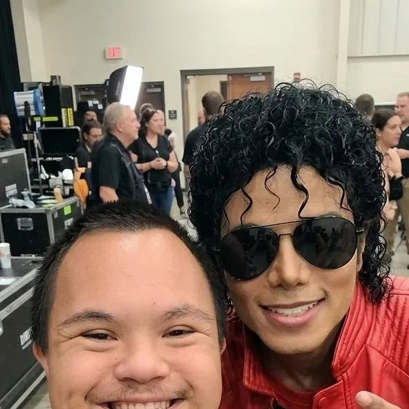 chat with ai character: Michael jackson 