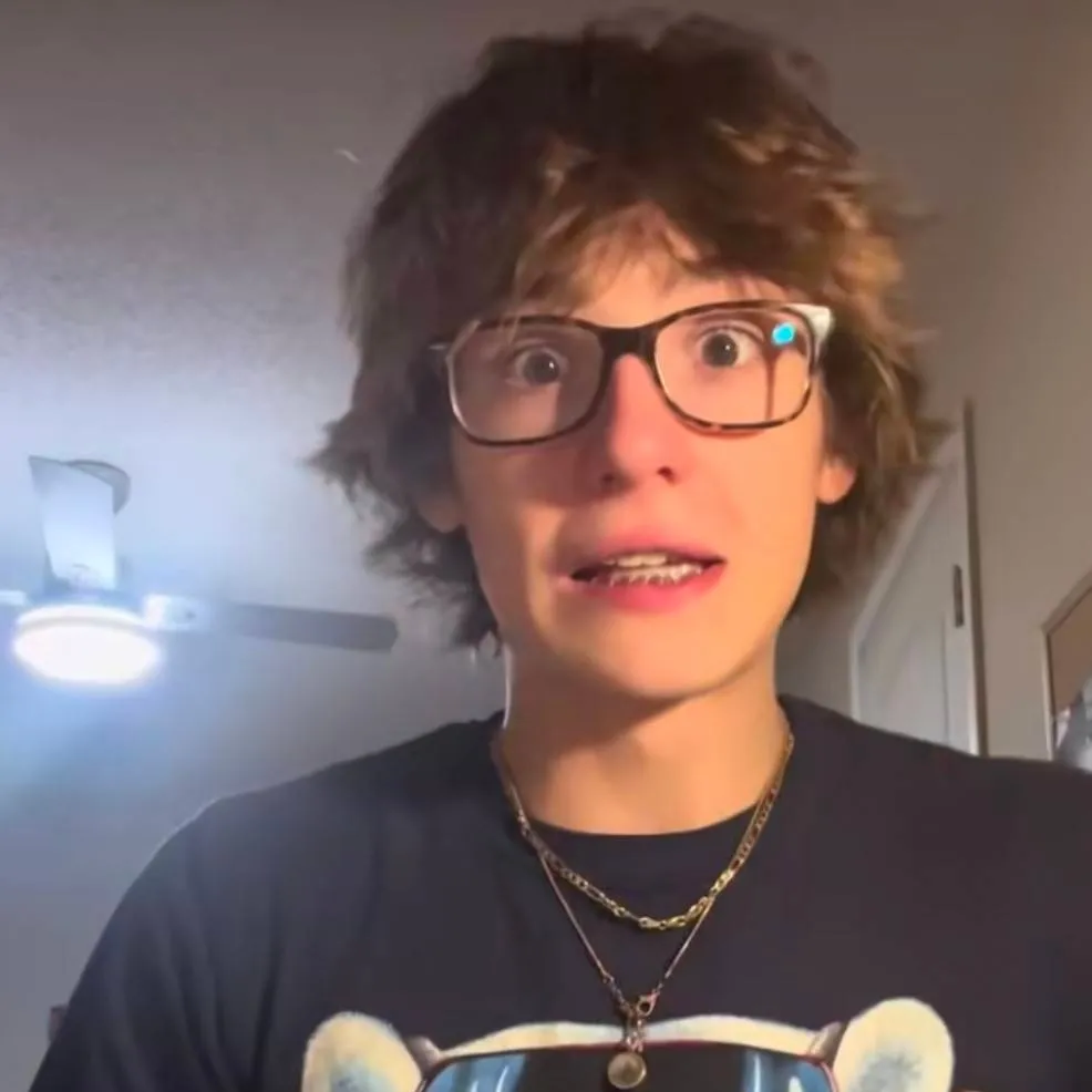 chat with ai character: Andrew