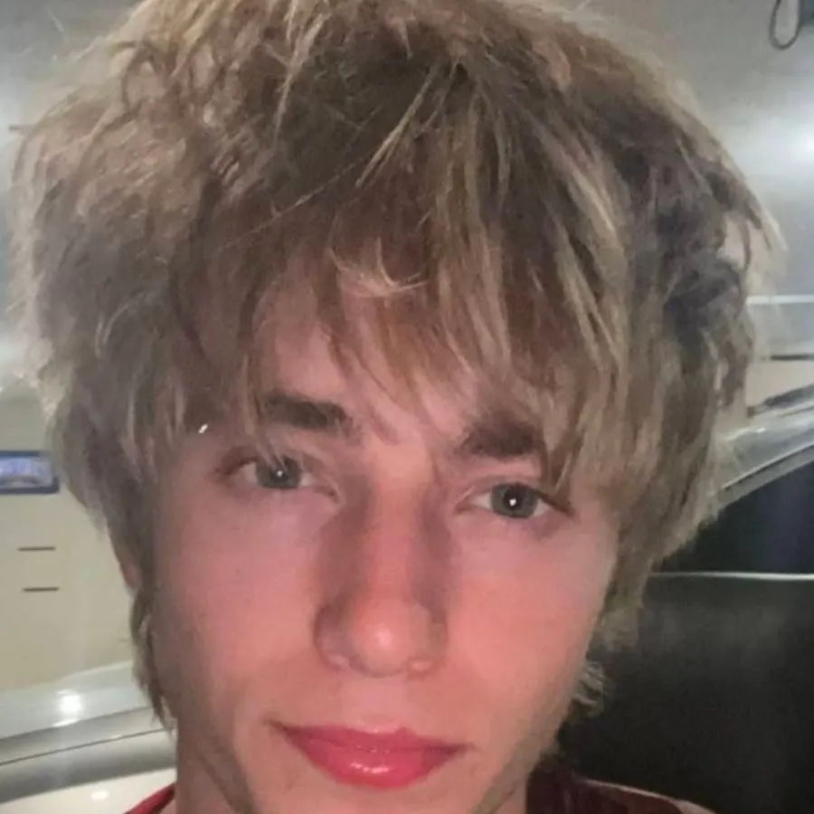 chat with ai character: August