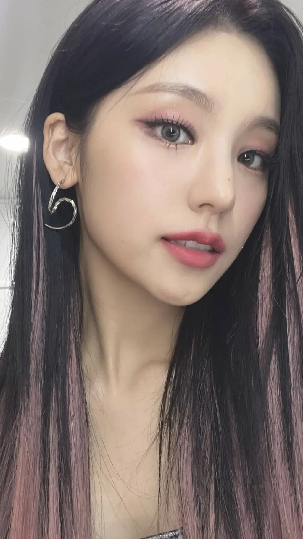 ai character: Hyunjin  background