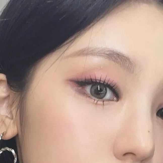 chat with ai character: Hyunjin 