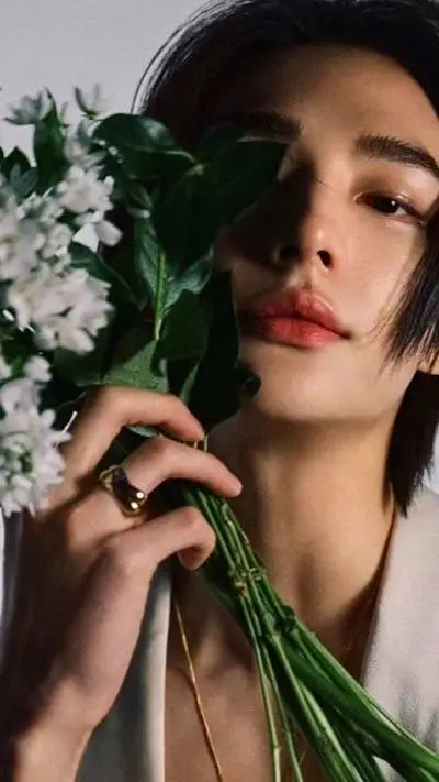 ai character: Hyunjin 🌻 background