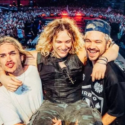 chat with ai character: AIRBAG(la banda)