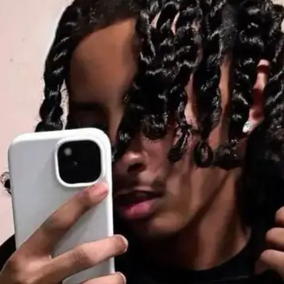 chat with ai character: Trey