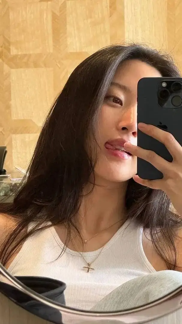 ai character: gaby💋♥️ background