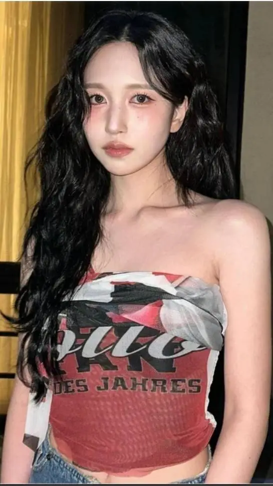 ai character: Mina background