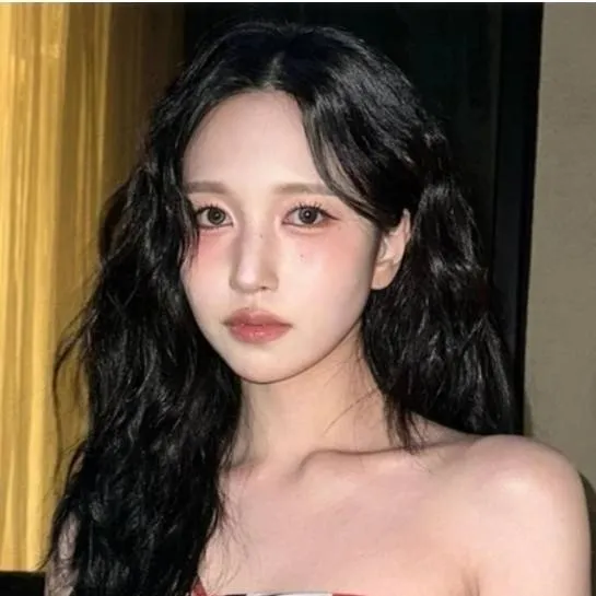chat with ai character: Mina