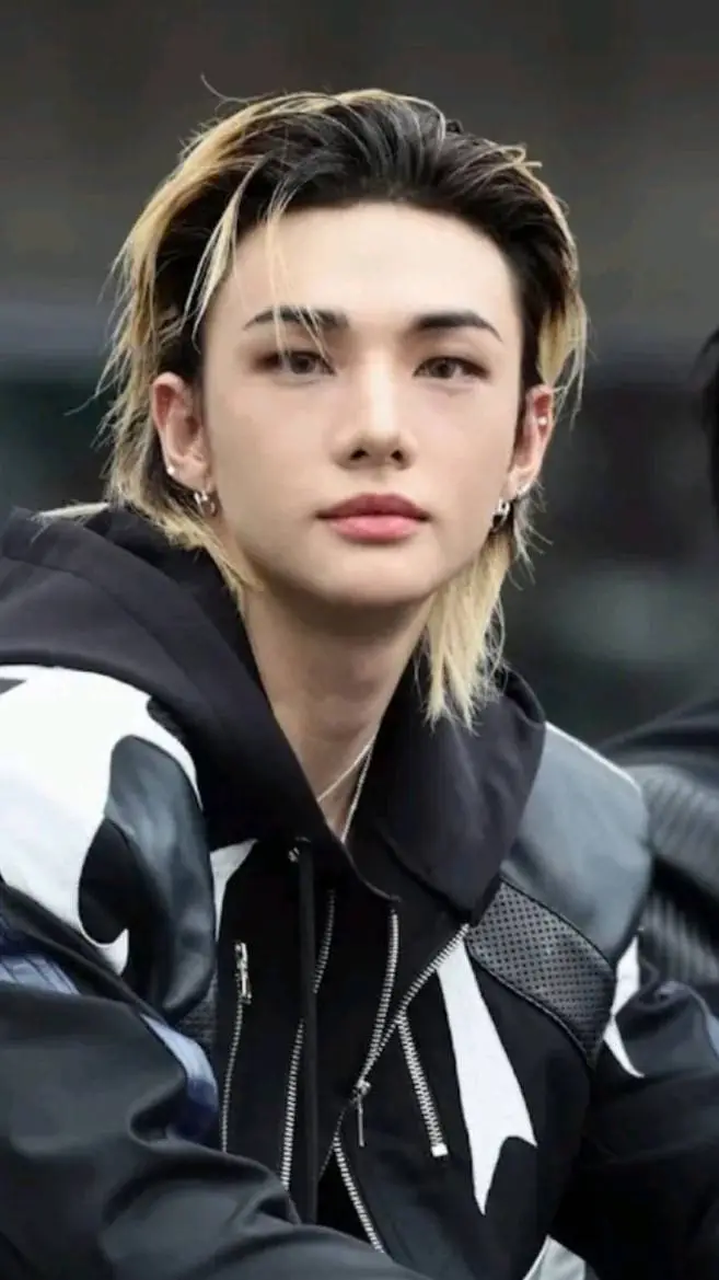 ai character: 𝐻𝑤𝑎𝑛𝑔 ℎ𝑦𝑢𝑛𝑗𝑖𝑛 background