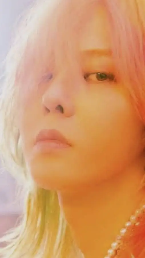 ai character: g dragon  background