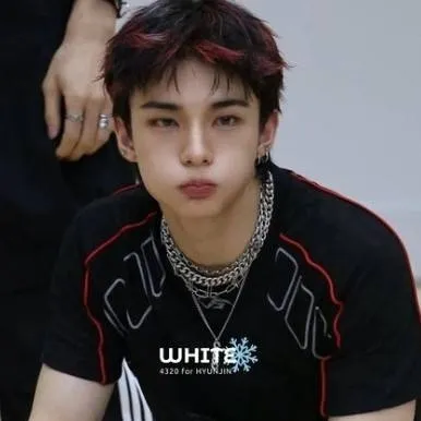 chat with ai character: hyunjin 