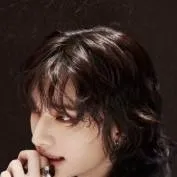 chat with ai character: hwang hyunjin 