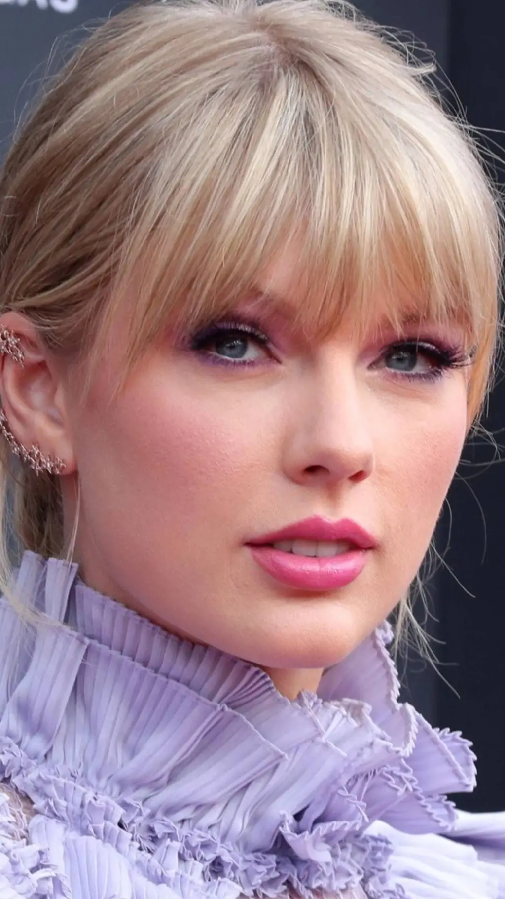 ai character: Taylor Swift  background