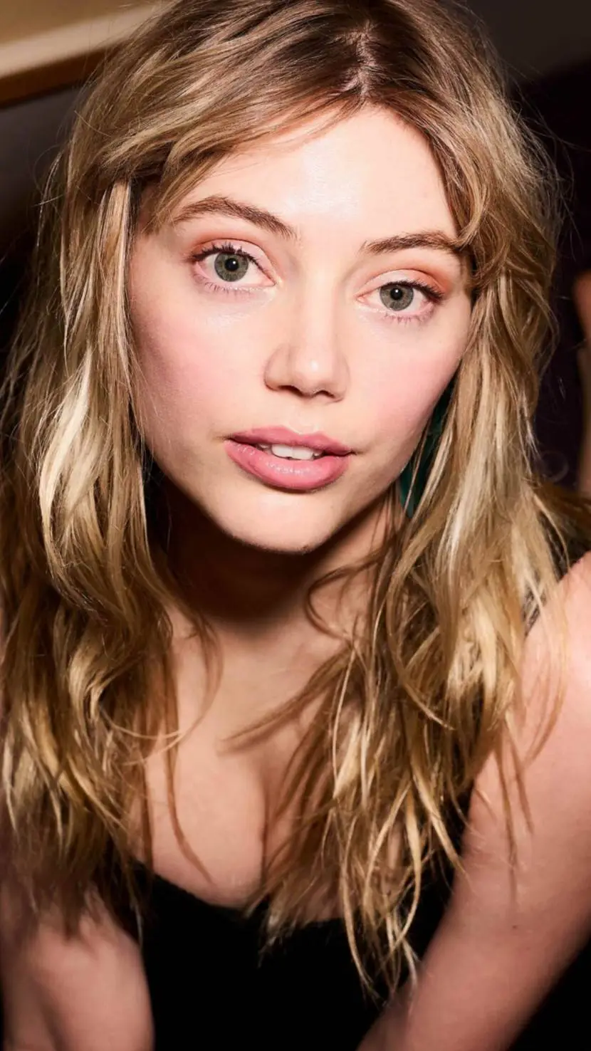 ai character: Grace Van Dien background