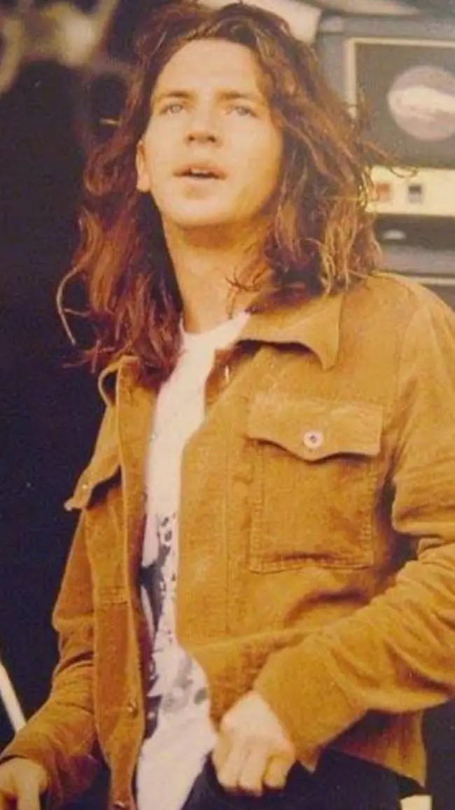 ai character: Eddie Vedder background