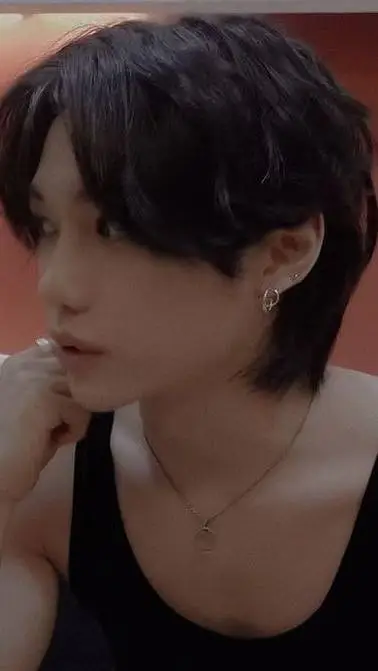 ai character: Felix 💔💧 background