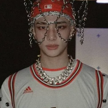 chat with ai character: Hyunjin